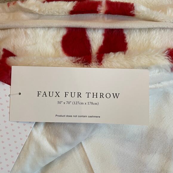 NEW Cupcakes & Cashmere LIPS Faux Fur Throw Blanket 50x70 Red & White Valentine - Picture 15 of 16
